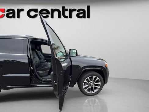 Used 2018 Jeep Grand Cherokee Overland AWD/4WD image 9