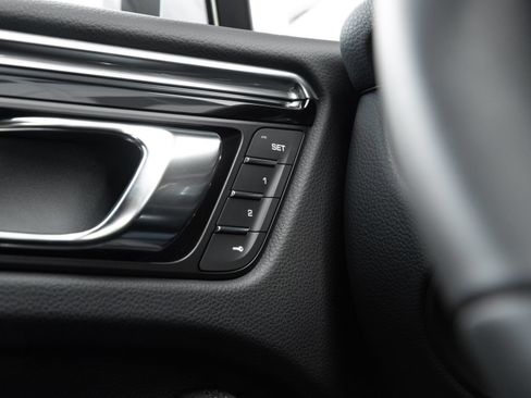 Certified 2026 Porsche Macan AWD/4WD image 18