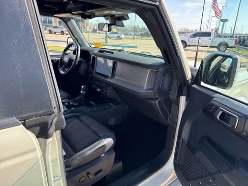 Used 2025 Ford Bronco Outer Banks image 15
