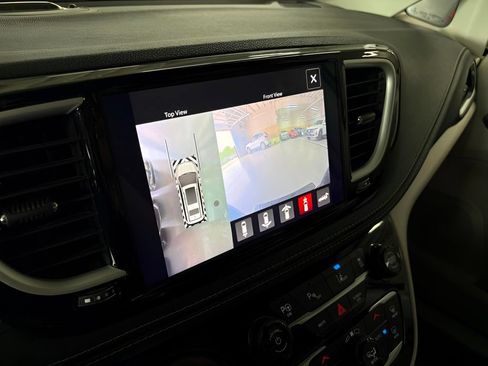 Used 2021 Chrysler Pacifica Touring-L FWD image 24
