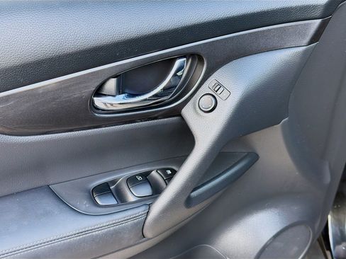 Used 2018 Nissan Rogue SV FWD image 22