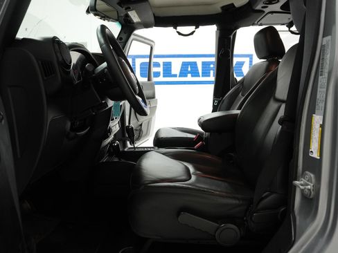 Used 2015 Jeep Wrangler Altitude image 15