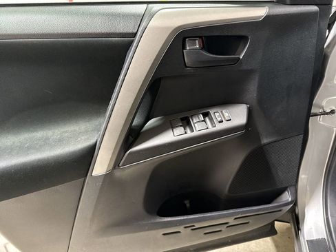 Used 2018 Toyota RAV4 LE AWD/4WD image 20