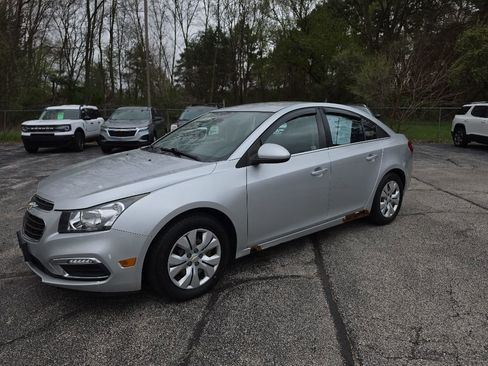 Used 2015 Chevrolet Cruze LT FWD image 2