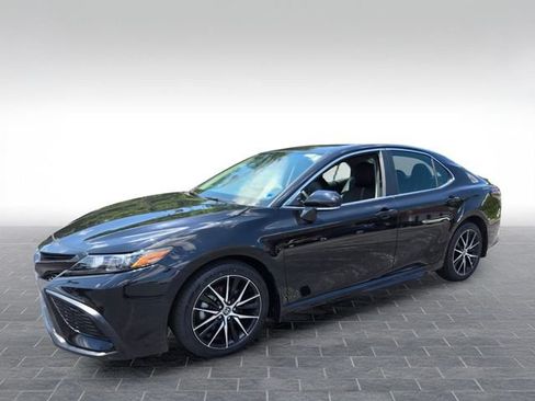 Used 2024 Toyota Camry SE FWD image 3