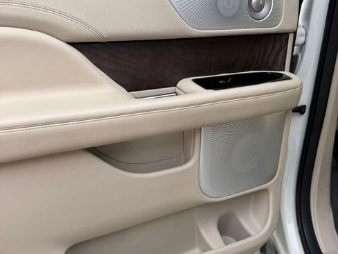 Used 2021 Lincoln Navigator Reserve w/ Luxury Package image 18