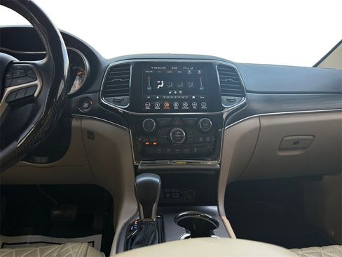 Certified 2019 Jeep Grand Cherokee Limited w/ Luxury Group II image 11