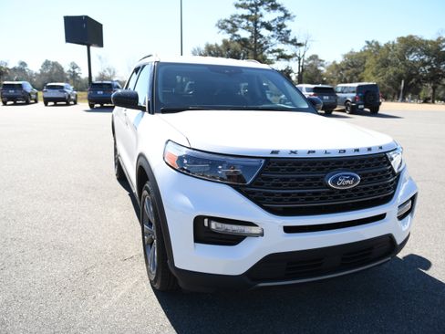 Used 2023 Ford Explorer XLT w/ Equipment Group 202A image 8