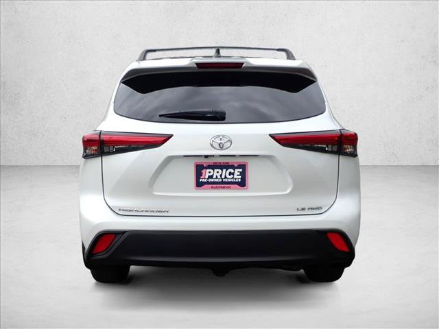 Used 2022 Toyota Highlander LE AWD/4WD image 3