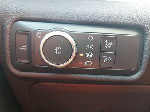 Used 2022 Ford Explorer XLT w/ Equipment Group 202A AWD/4WD image 26