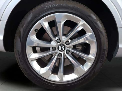 Used 2023 Bentley Bentayga Extended Wheelbase AWD/4WD image 22