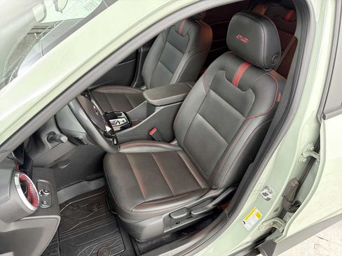 Used 2024 Chevrolet Trax RS w/ Sunroof Package FWD image 13