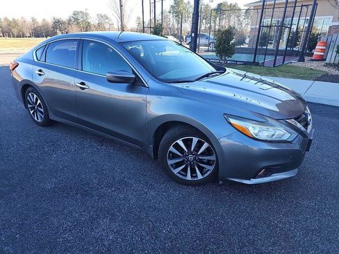Used 2016 Nissan Altima 2.5 SV image 2