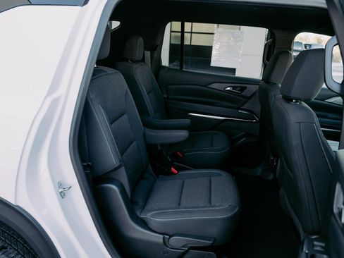 Used 2025 Chevrolet Traverse LT image 14