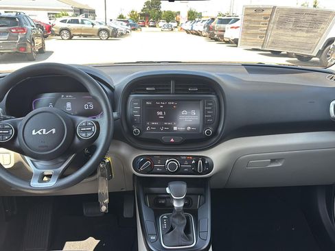 Used 2025 Kia Soul LX w/ LX Technology Package FWD image 7