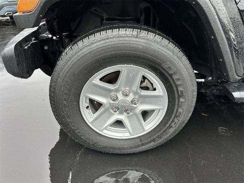 Used 2023 Jeep Gladiator Sport image 10