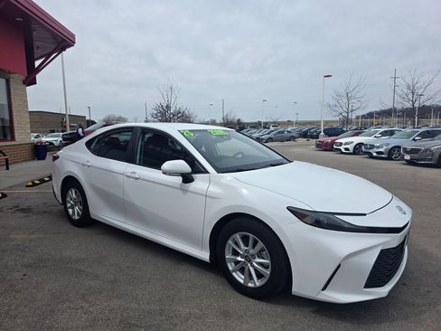 Used 2025 Toyota Camry LE image 3