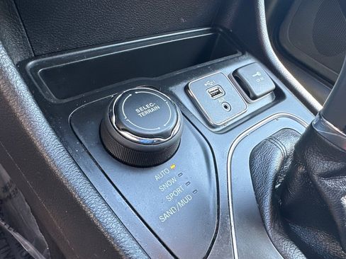 Used 2019 Jeep Cherokee Latitude w/ Cold Weather Group image 20