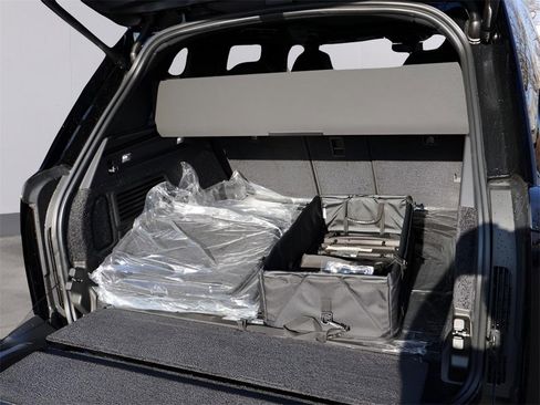 New 2026 Land Rover Range Rover SE image 16