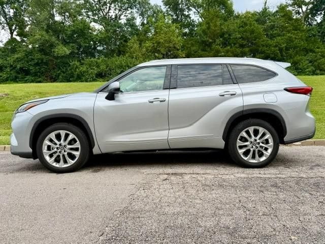 Used 2023 Toyota Highlander Limited FWD image 2