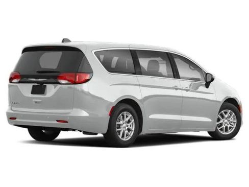 Used 2021 Chrysler Voyager L FWD image 4