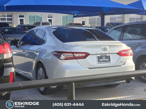 Used 2018 Toyota Camry XLE image 3