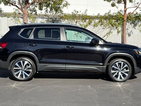 Used 2024 Volkswagen Taos SE image 3