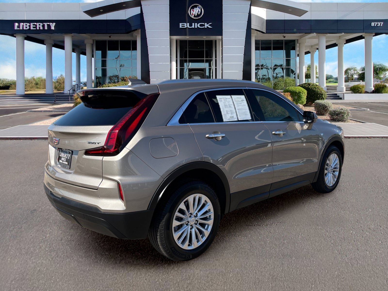 Used 2024 Cadillac XT4 Luxury FWD image 3
