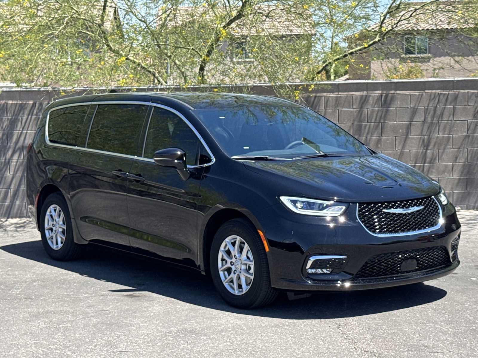 New 2026 Chrysler Pacifica Select FWD image 2