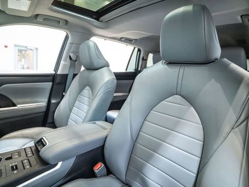 Used 2022 Toyota Highlander XLE image 6