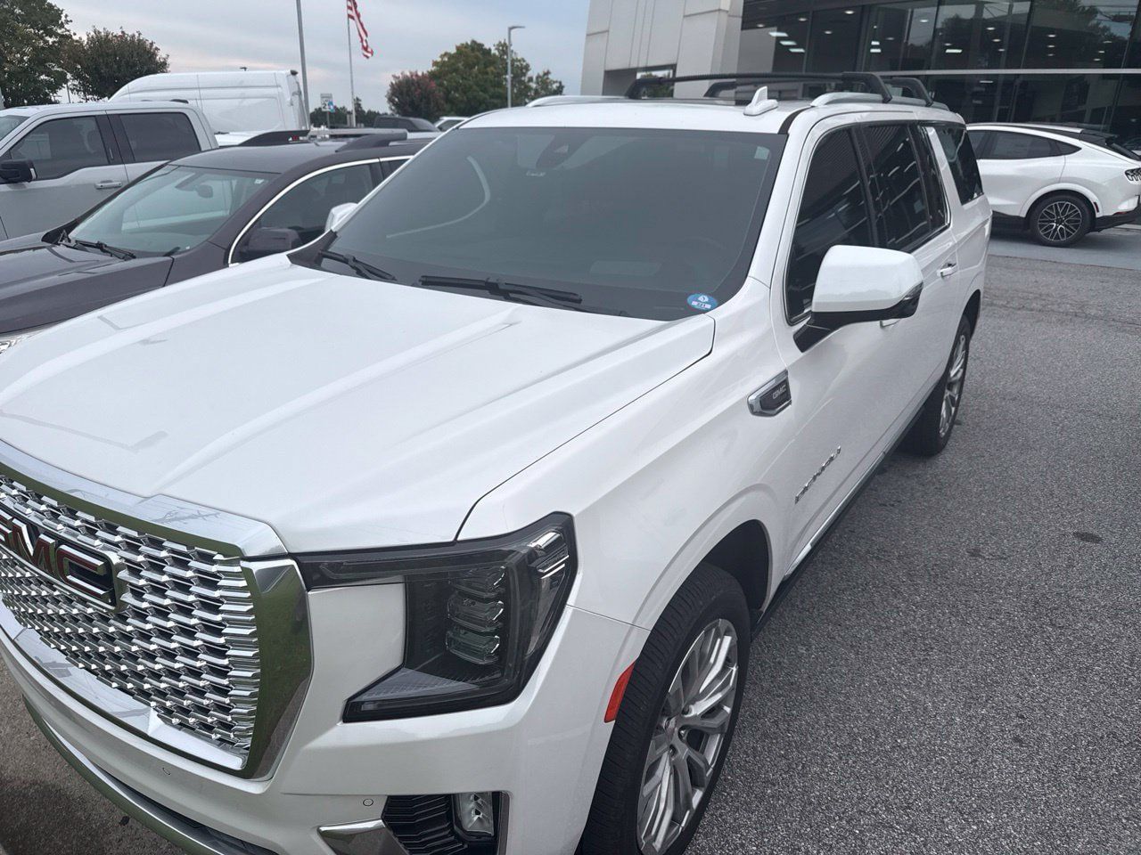 Used 2022 GMC Yukon XL Denali w/ Denali Premium Package AWD/4WD image 1