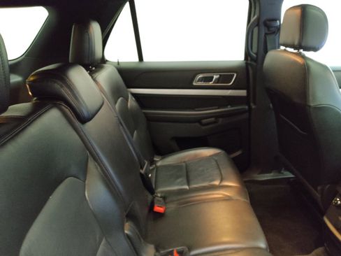 Used 2017 Ford Explorer XLT w/ Equipment Group 202A AWD/4WD image 19