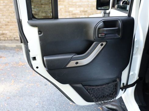 Used 2017 Jeep Wrangler Unlimited Sahara image 17