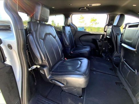 Used 2020 Chrysler Pacifica Touring-L Plus image 18