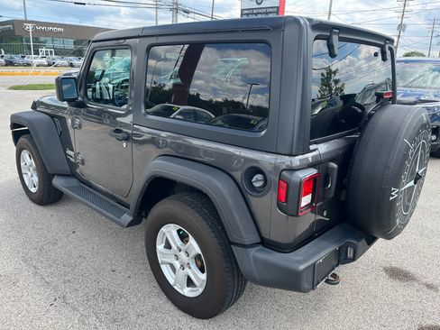 Used 2018 Jeep Wrangler Sport image 3