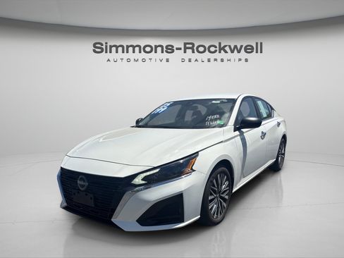 Used 2025 Nissan Altima 2.5 SV FWD image 1