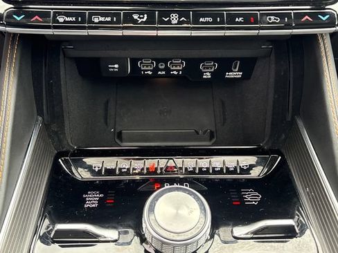 Used 2025 Jeep Grand Wagoneer Series III w/ Rear Seat Video Group 1 AWD/4WD image 36
