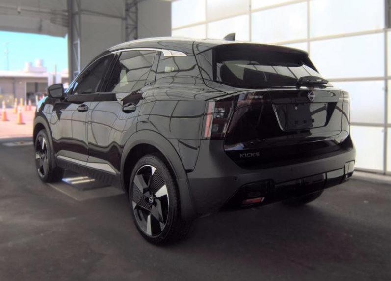Used 2025 Nissan Kicks SR w/ SR Premium Package FWD image 6