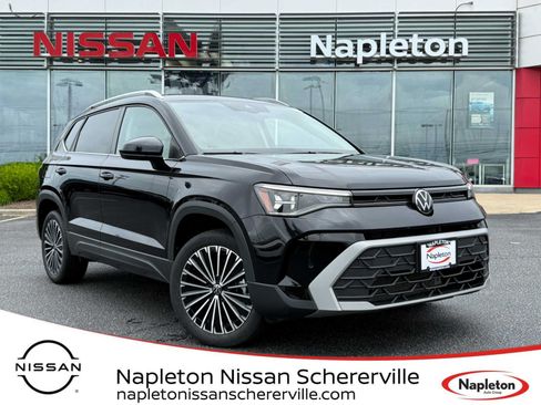 Used 2025 Volkswagen Taos SE FWD image 1