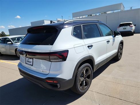 New 2025 Volkswagen Taos SE image 3