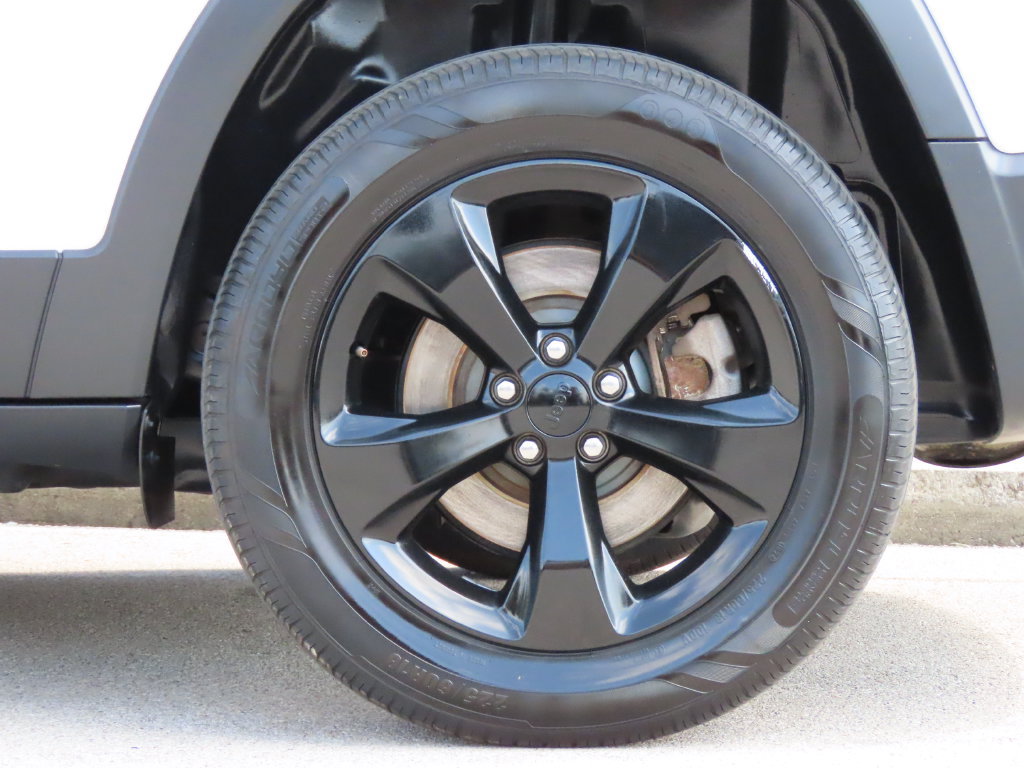 Used 2019 Jeep Cherokee Latitude Plus AWD/4WD image 15