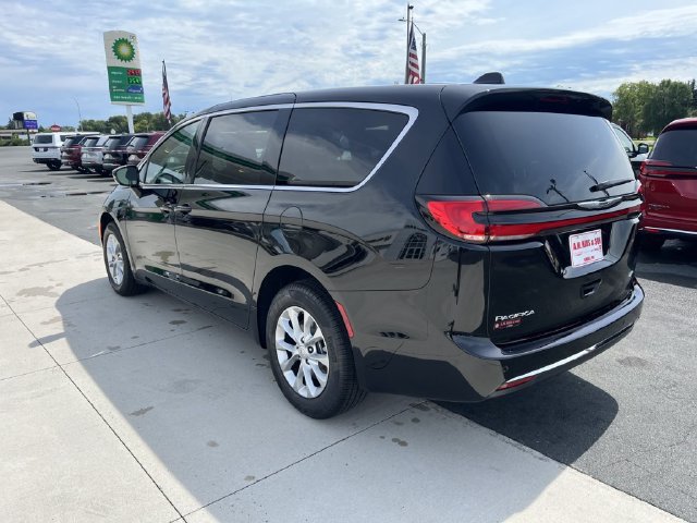 Used 2025 Chrysler Pacifica Select AWD/4WD image 6