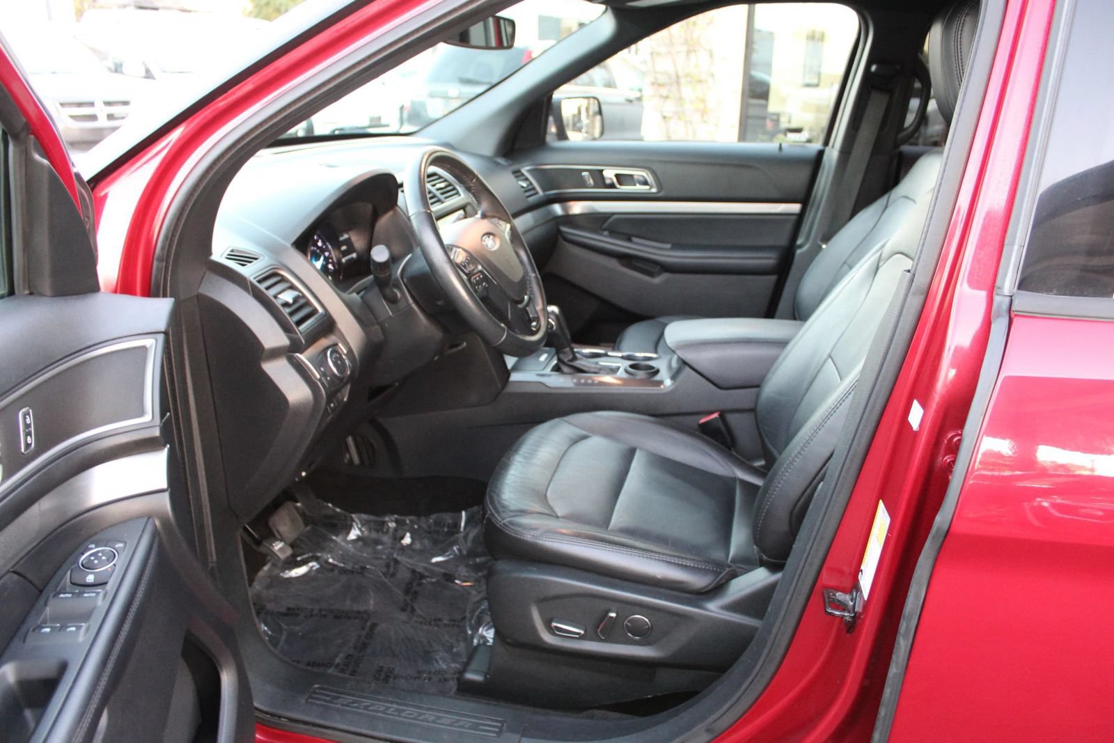 Used 2018 Ford Explorer XLT w/ Equipment Group 202A FWD image 9