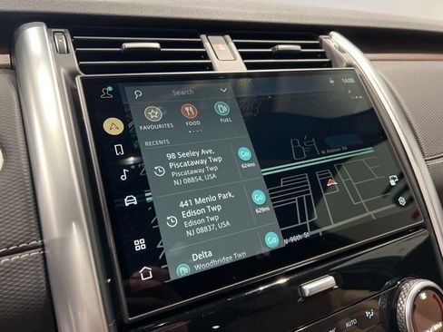 Used 2024 Land Rover Discovery Dynamic SE image 23