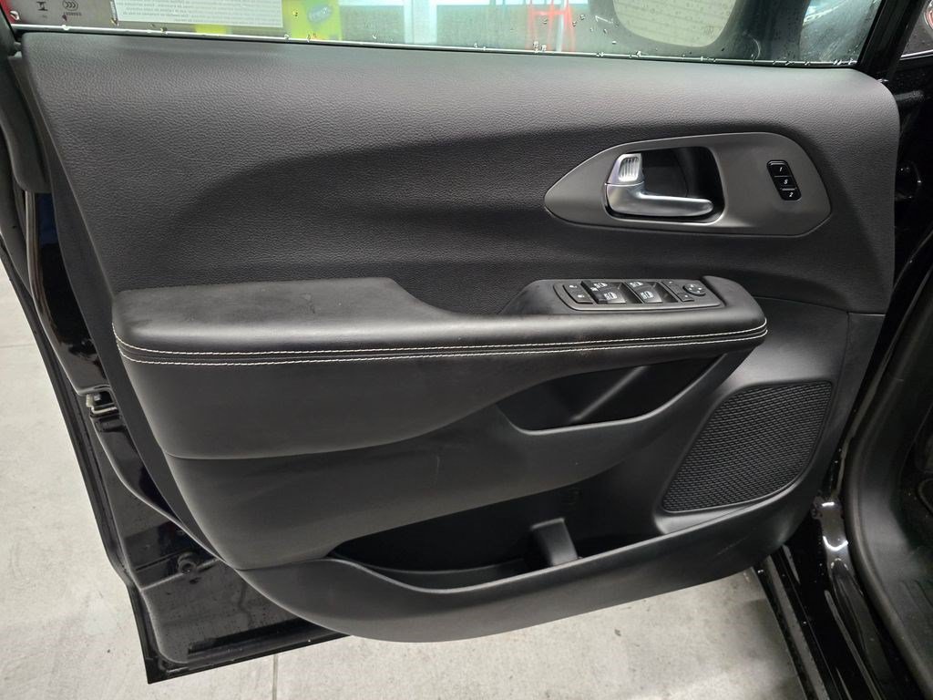 New 2027 Chrysler Pacifica Select FWD image 12