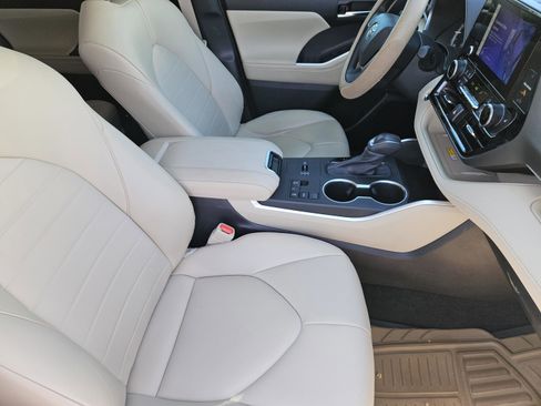 Used 2023 Toyota Highlander XLE image 16