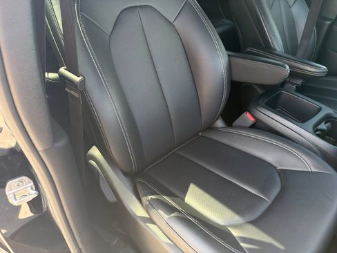 Used 2025 Chrysler Pacifica Select FWD image 10