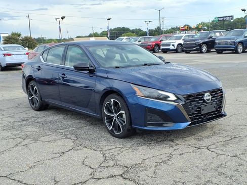 Used 2024 Nissan Altima 2.5 SR FWD image 7