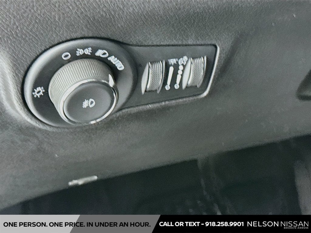 Used 2025 Jeep Compass Latitude w/ Convenience Group AWD/4WD image 10