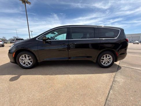 Used 2024 Chrysler Pacifica Touring-L image 9